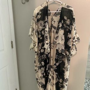 Long flowy duster, great condition.